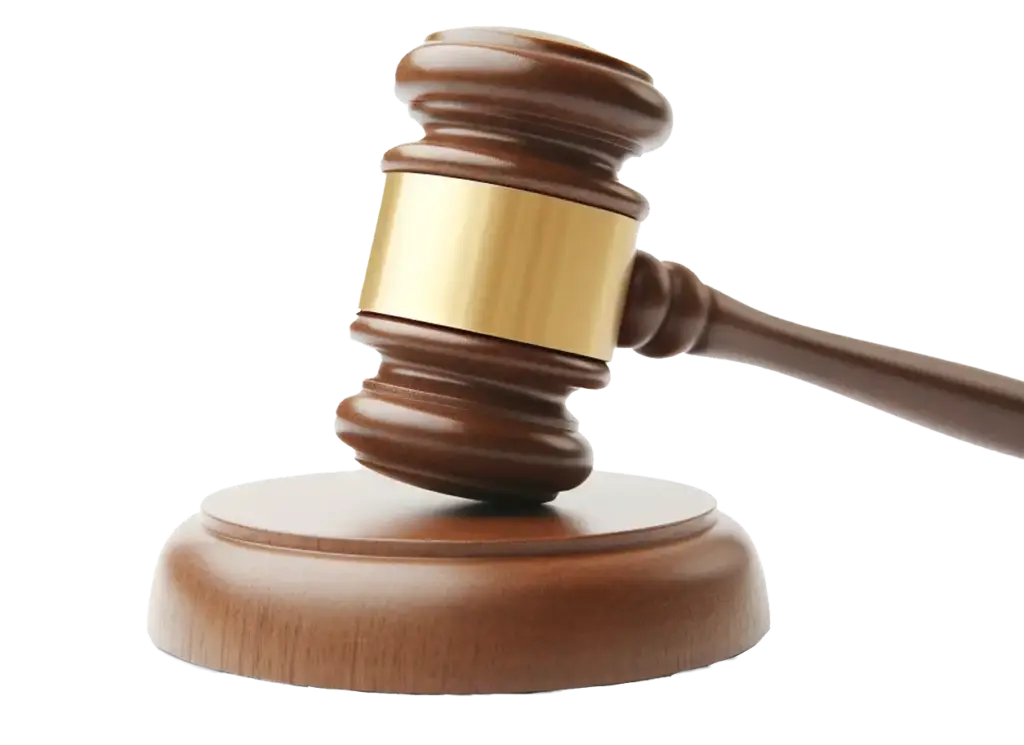 Drewniany młotek sędziowski na podstawce, wyizolowany na czarnym tle.