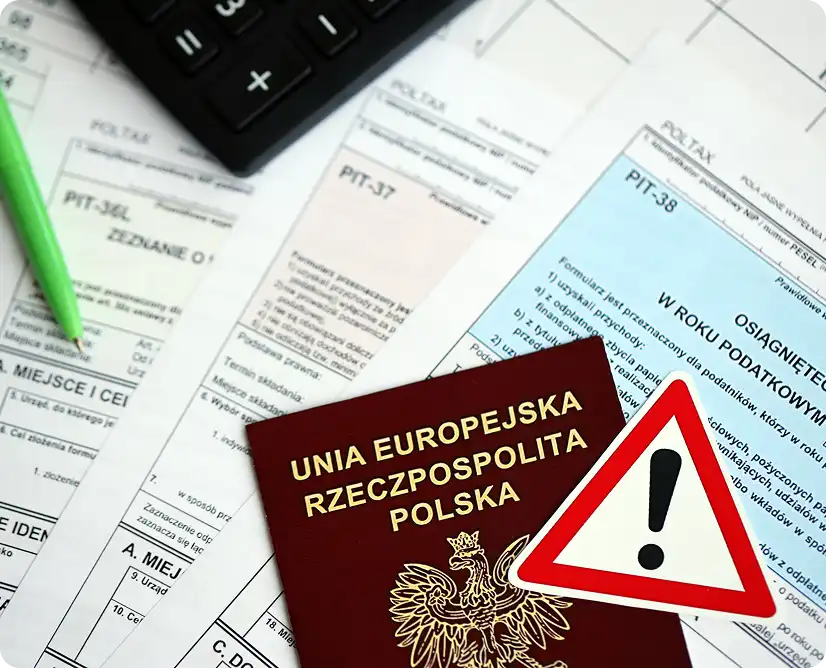 Polskie formularze podatkowe, paszport UE i znak uwagowości na dokumentach.