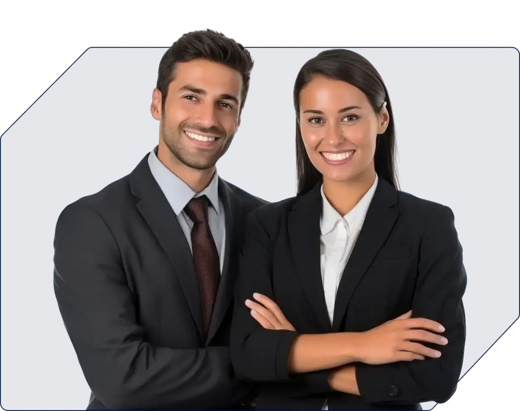 Uśmiechnięty mężczyzna i kobieta w strojach biznesowych stoją obok siebie ze skrzyżowanymi rękami, na przezroczystym tle.